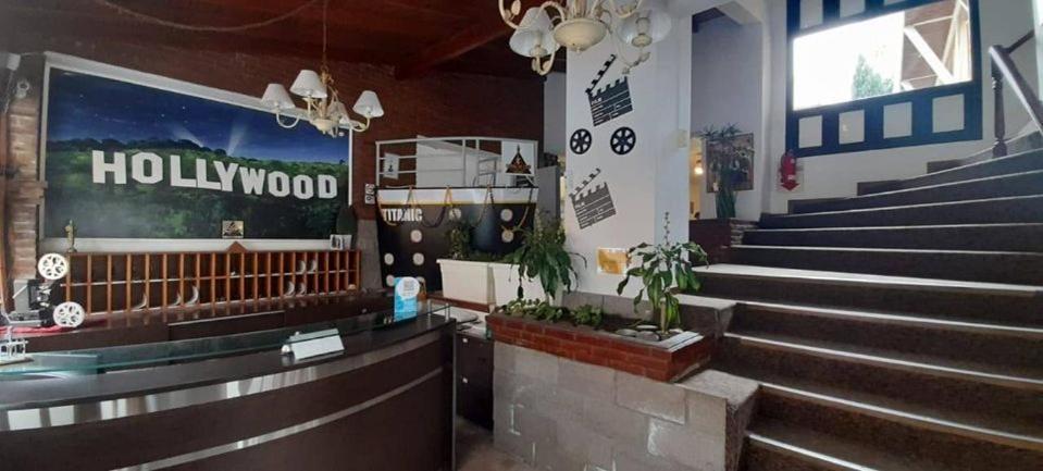Hotel De Cine Las Golondrinas Villa Gesell Exteriér fotografie
