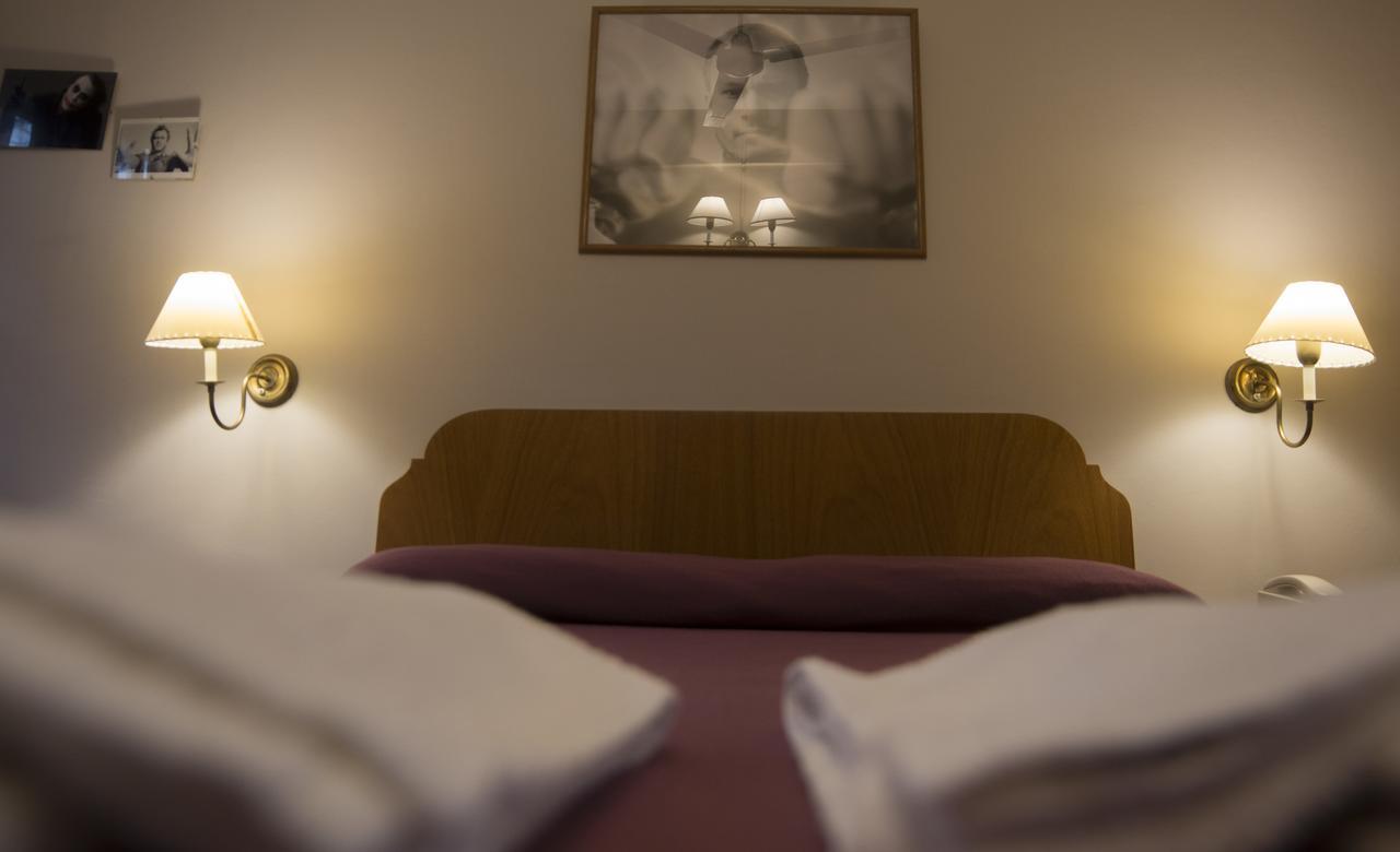 Hotel De Cine Las Golondrinas Villa Gesell Exteriér fotografie